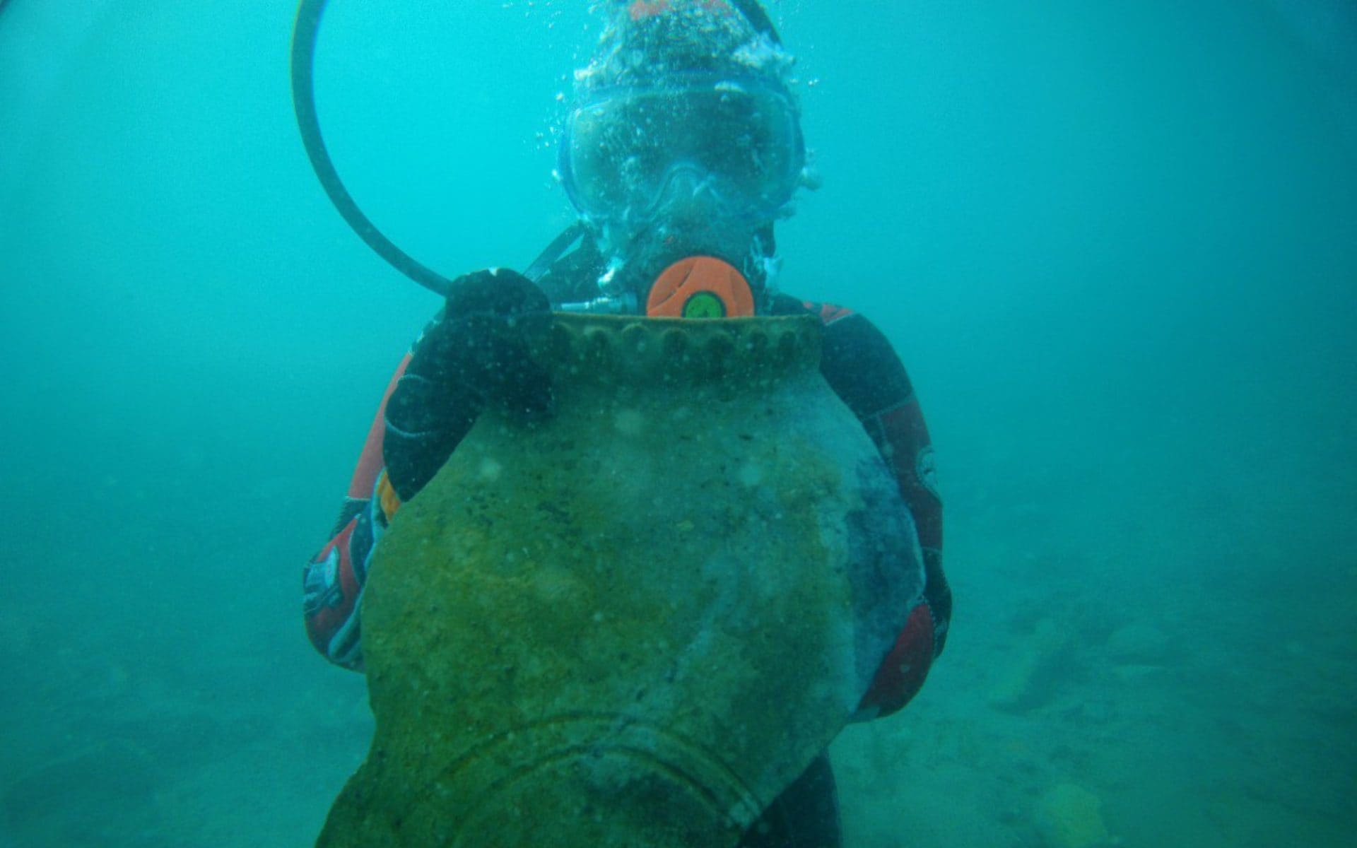 La straordinaria scoperta di una città sommersa nel lago Issyk-Kul: "Distrutta da un terribile terremoto"
