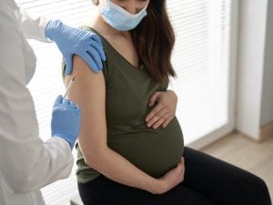 donnaincintagravidanzavaccino_iStock-2164433070-300x225.jpg