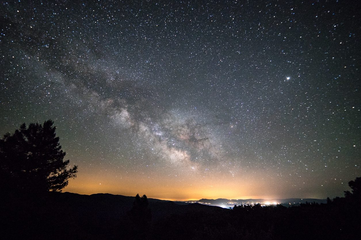 Espansione dell’universo: un nuovo studio indica un rallentamento, non un’accelerazione