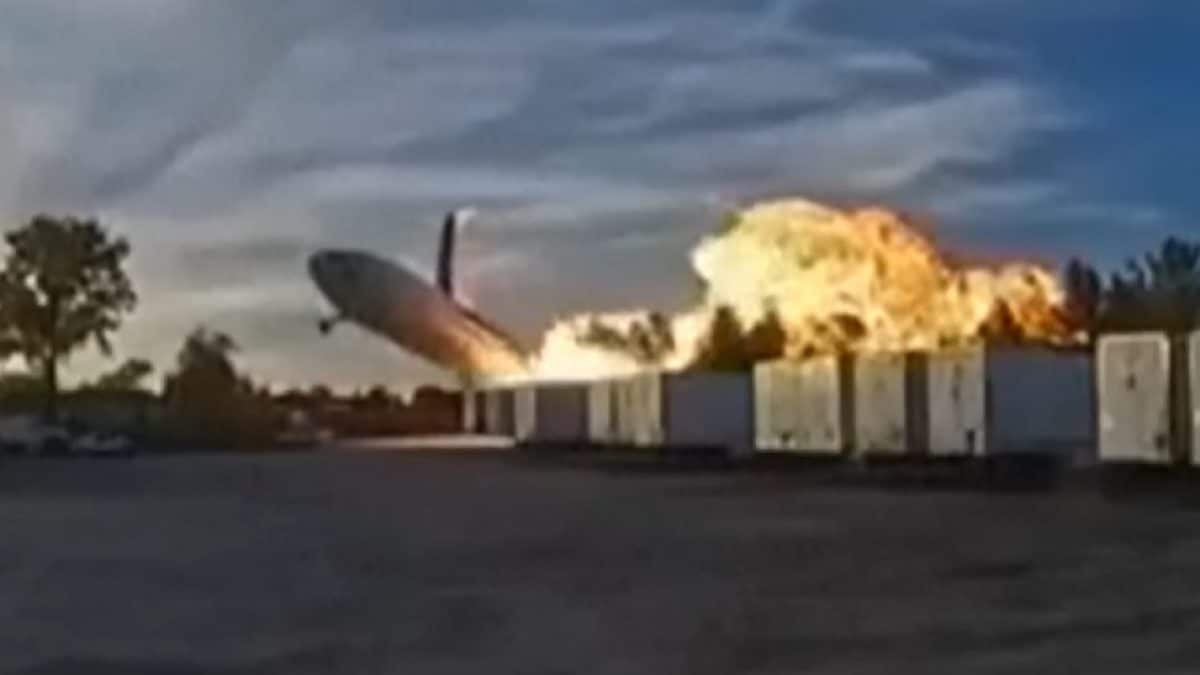 Il frame di un video che riprende il drammatico incidente aereo a Louisville. Credit: YouTube
