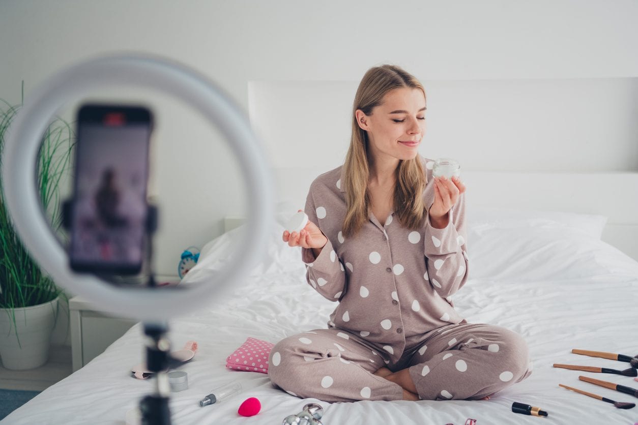 L'AGCOM dà il via all'“albo” degli influencer: chi è obbligato a iscriversi e quali sanzioni rischia