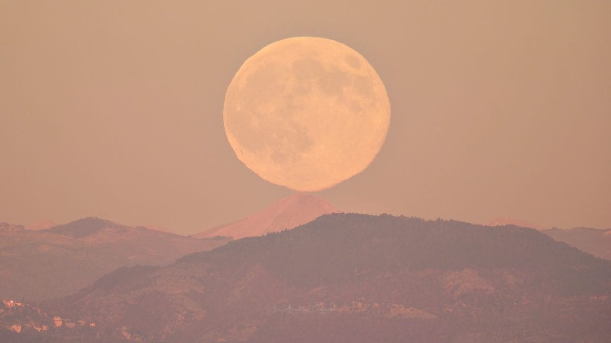 La Superluna Piena del Castoro fotografata sul Monte Velino. Credit: Alessandra Castagnolo