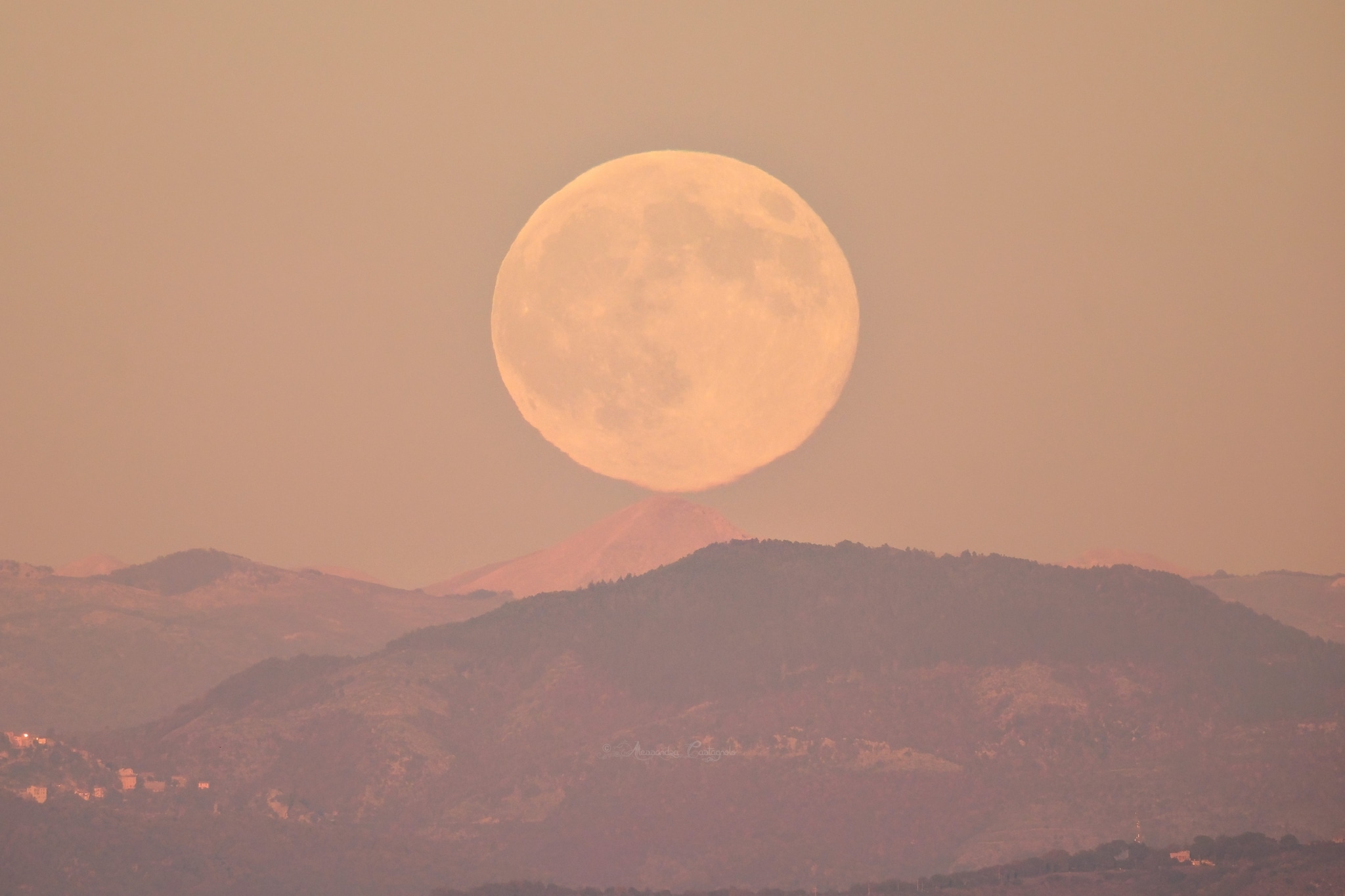 La Superluna Piena del Castoro distorta da un miraggio accarezza il Velino: la splendida foto
