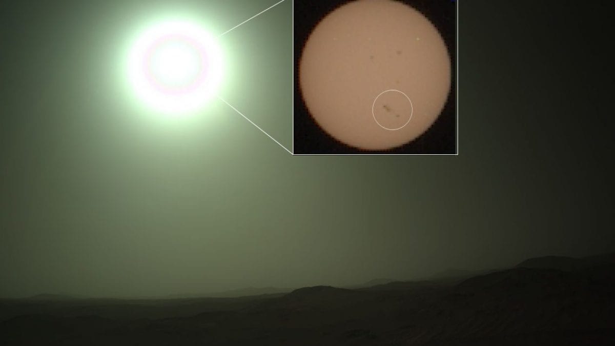 L’enorme macchia sola AR 4294 ripresa dal rover Perseverance su Marte. Ora sta ruotando verso la Terra. Credit: JPL/NASA/Spaceweather.com