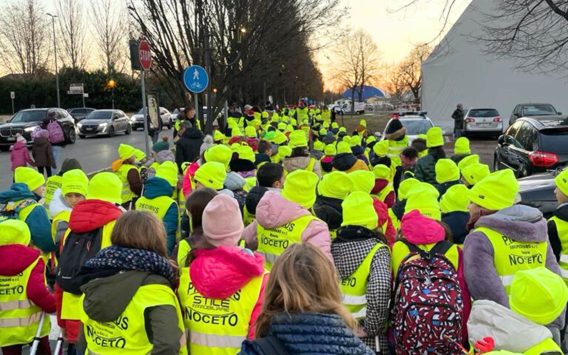 Il paese dove 200 bambini vanno a scuola a piedi ogni giorno: "All'inizio i genitori avevano paura"