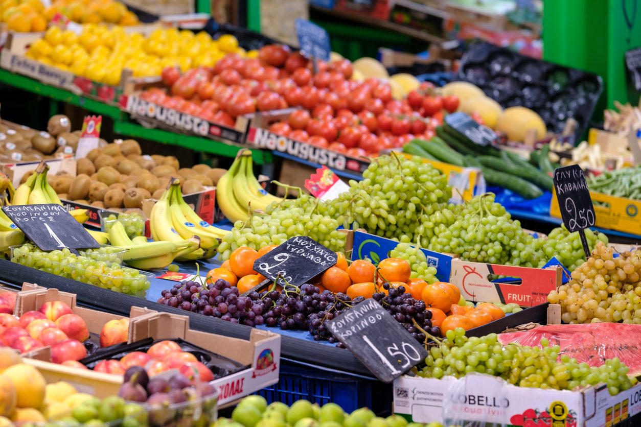 Pesticidi in frutta e verdura: un nuovo studio identifica i prodotti con i livelli più elevati