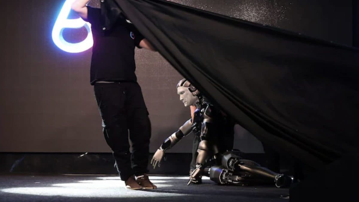 MAXIM SHIPENKOV/EPA | La caduta del robot