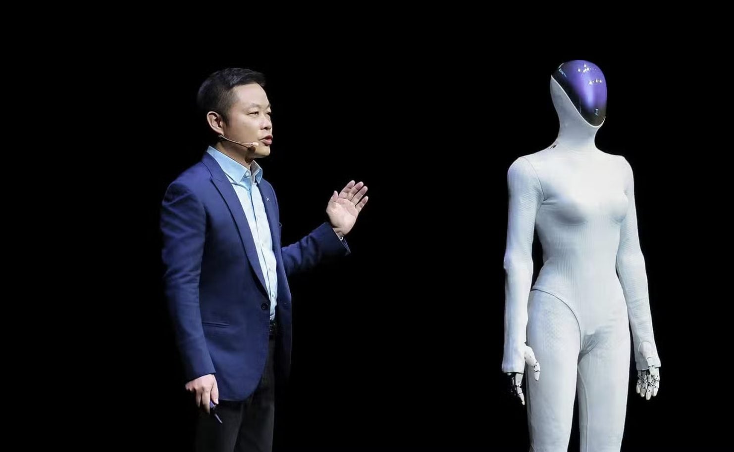 Muscoli, scheletro e pelle sintetica: l'inquietante video del robot che cammina come un essere umano