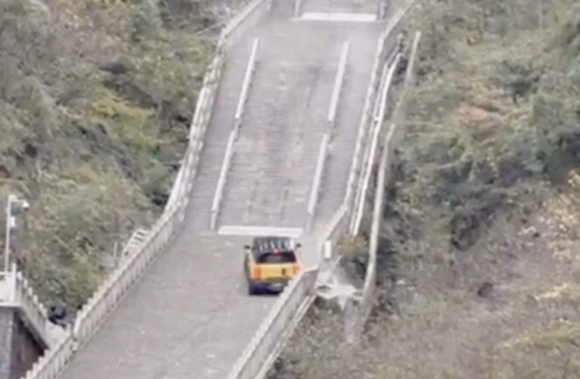 Il video del suv ibrido che scivola sulla scalinata e si schianta: qual è la vera causa dell'incidente