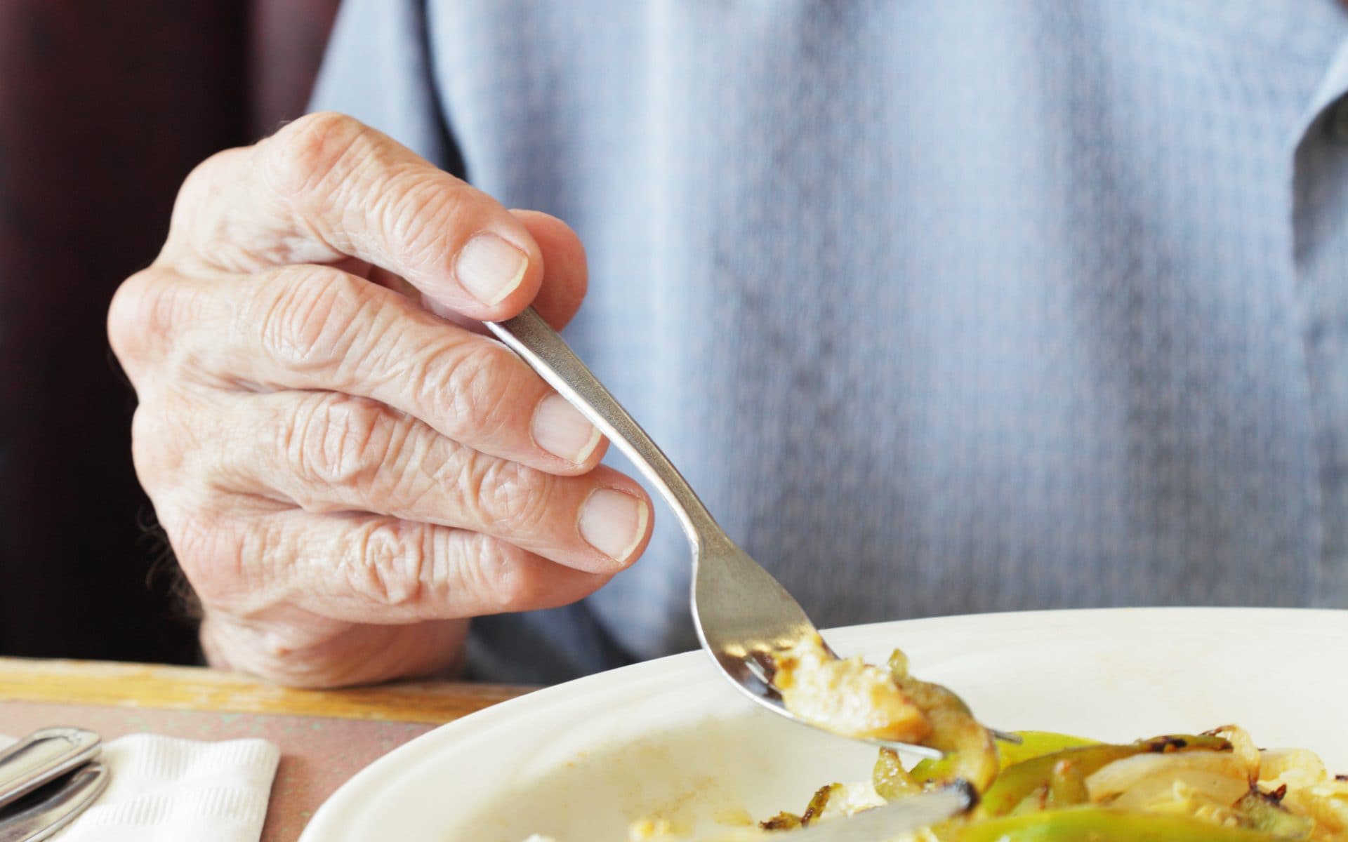 Perché mangiare da soli dopo i 65 anni può essere un rischio per la salute: i risultati di uno studio