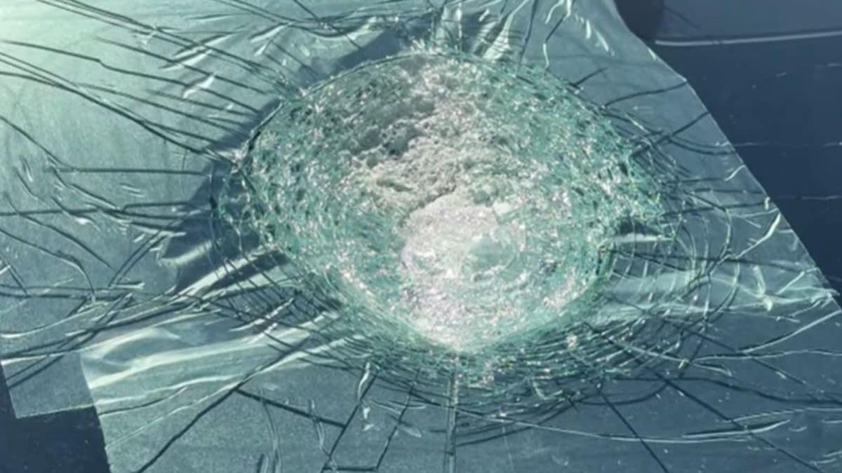 Il parabrezza della Tesla colpita da un oggetto caduto dal cielo / Credit: ABC News