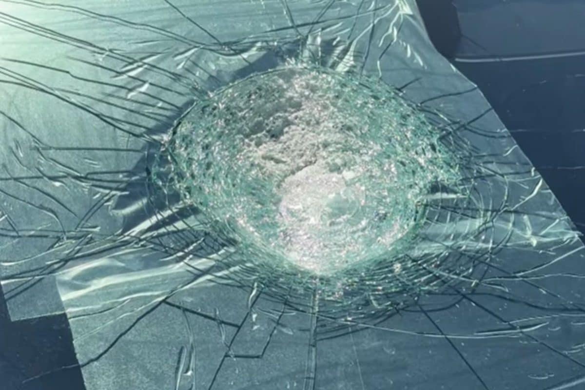 In Australia una Tesla colpita da un oggetto caduto dal cielo: si indaga su un possibile meteorite