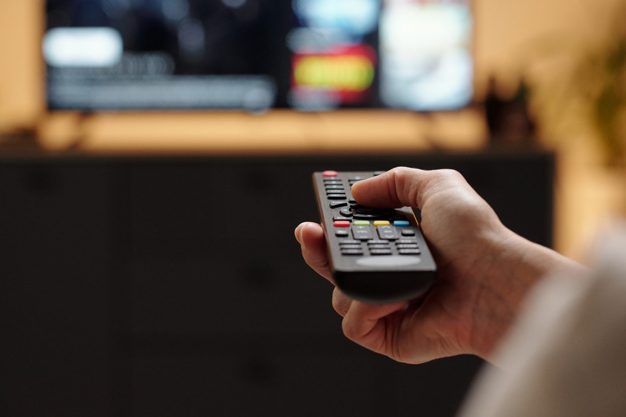 Guardare meno tv può ridurre il rischio di depressione: con quali attività sostituirla secondo uno studio