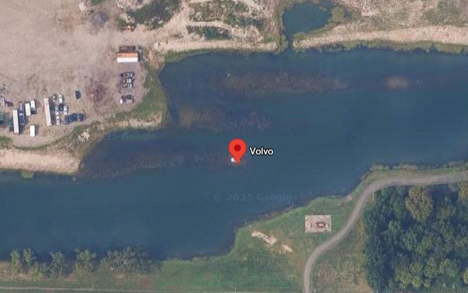 Su Google Maps c'è una piccola isola chiamata Volvo Island, dove un'auto è parcheggiata da 13 anni
