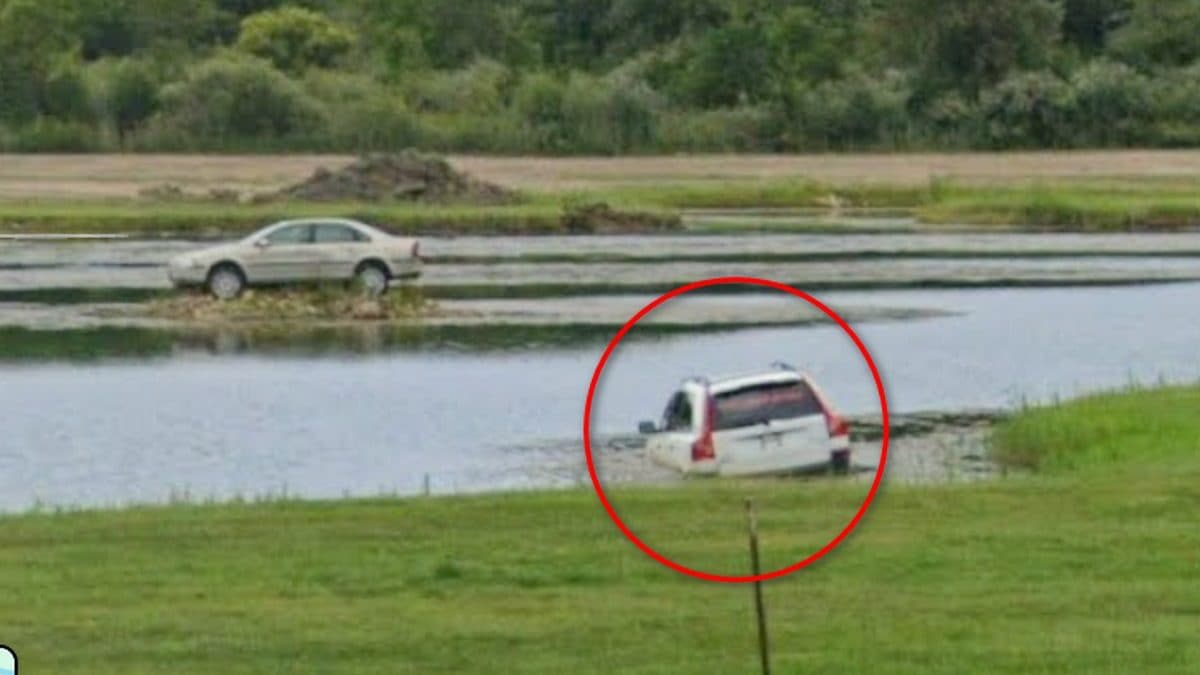 La XC90 semi–affondata davanti a Volvo Island con la S80. Credit: Google Maps