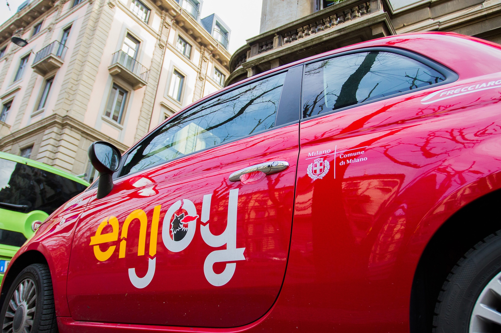 La fine di Enjoy, per come lo conosciamo: le auto verranno parcheggiate solo in punti precisi