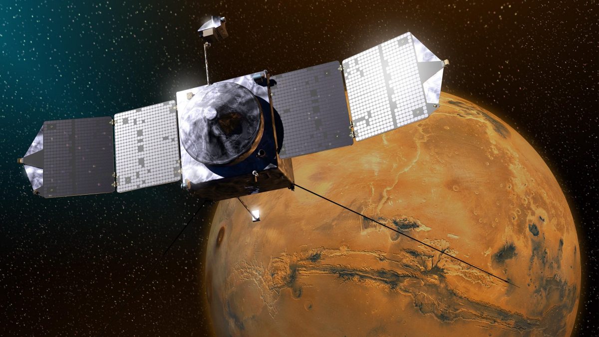 Illustrazione della sonda spaziale Mars Atmosphere and Volatile EvolutioN (MAVEN) della NASA in orbita attorno a Marte / Credit: NASA/GSFC