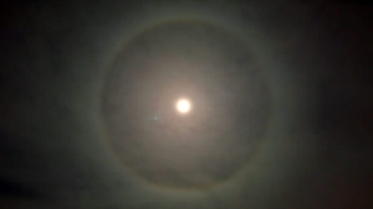 L’alone lunare nel cielo dei Castelli Romani la sera del 3 dicembre 2025. Credit: Andrea Centini