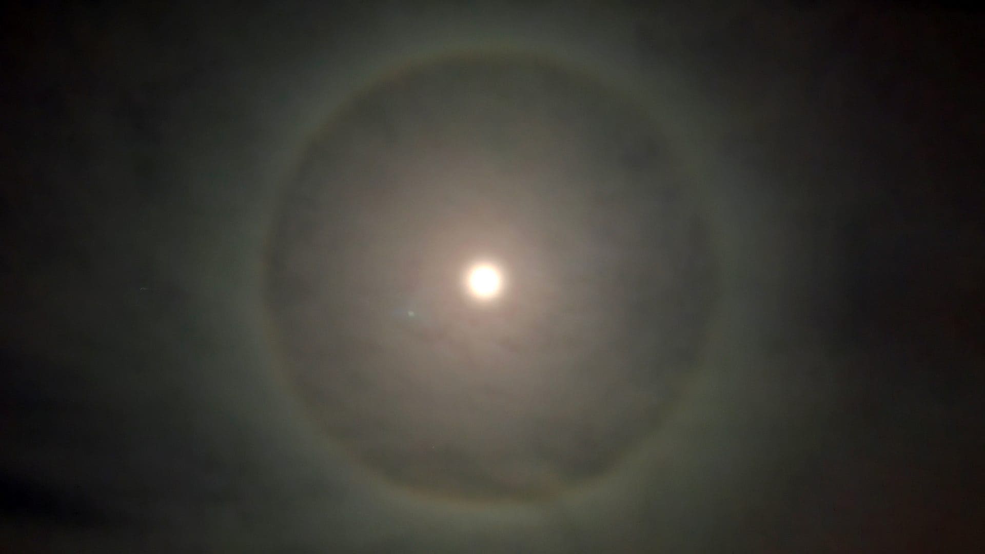 Magnifico alone lunare nel cielo dei Castelli Romani: immagini e spiegazione del fenomeno ottico