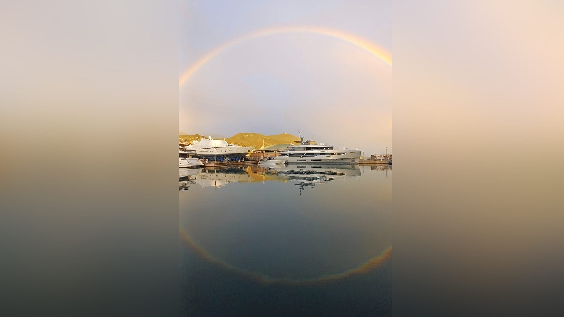 La splendida foto dell'arcobaleno che ha creato un cerchio perfetto in Liguria: “È durato un'ora e mezza”