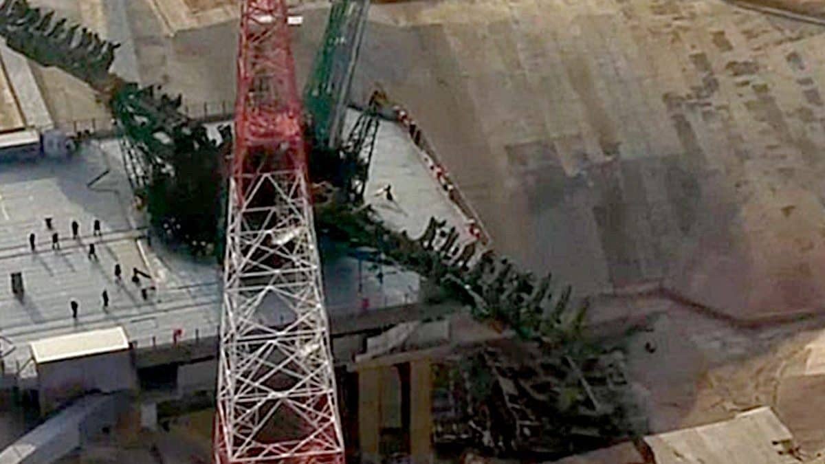 Il crollo di una struttura della rampa di lancio presso il cosmodromo di Baikonur, in Kazakistan / X.com via @katlinegrey
