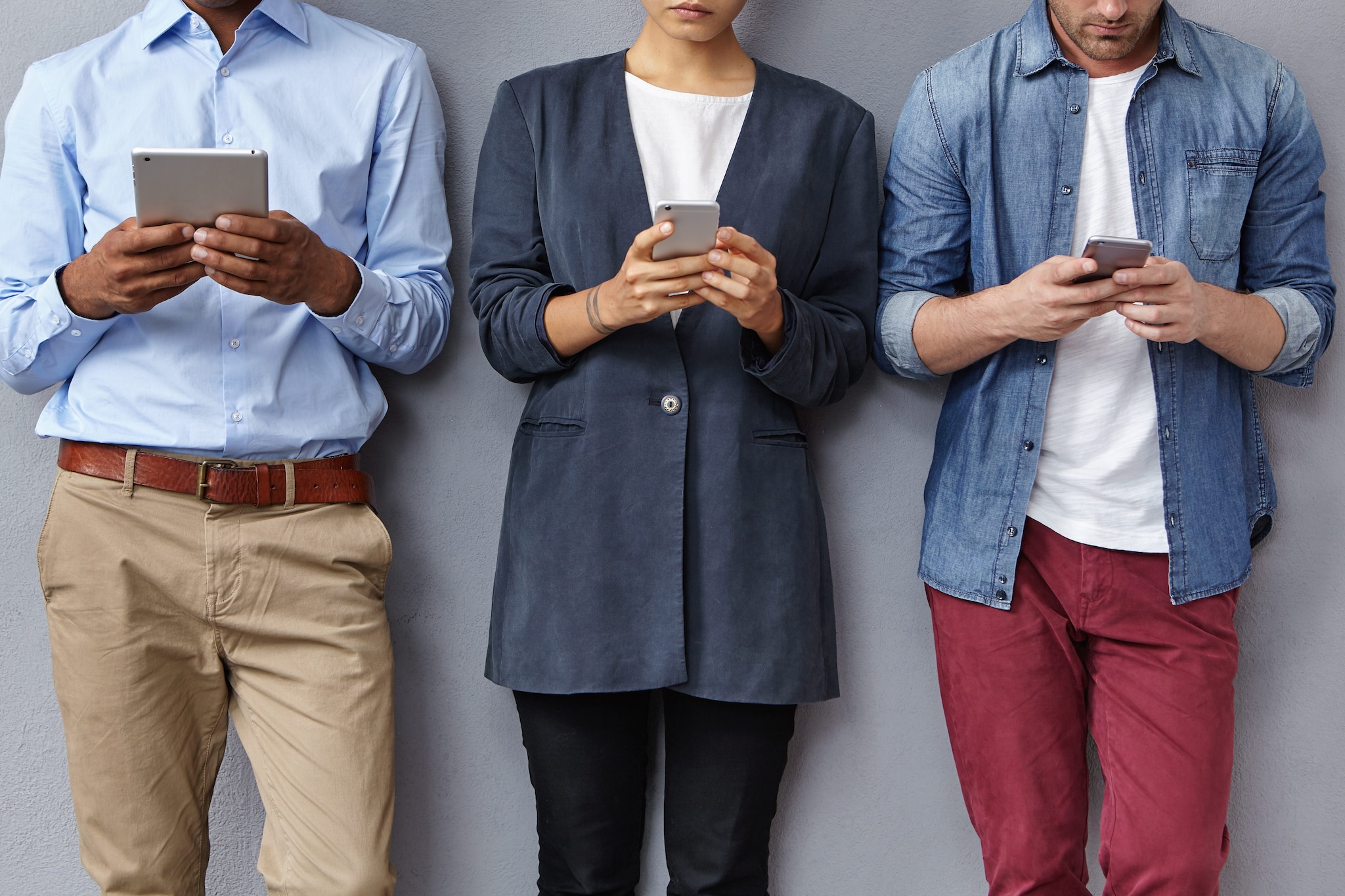 Controllare sempre lo smartphone può alterare il cervello, l'esperta: "Meccanismo simile alle droghe"