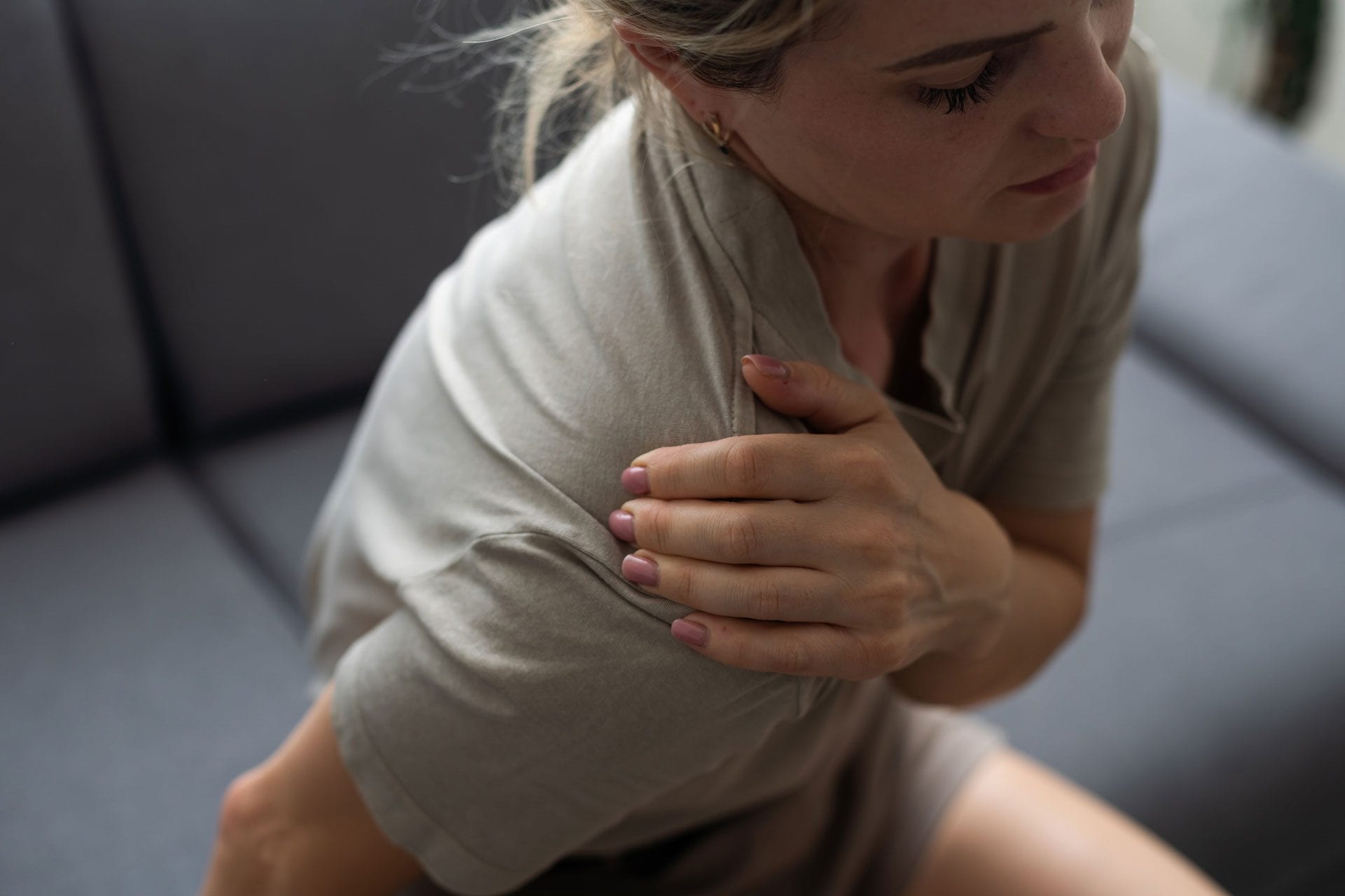 Non fumatrice scopre un cancro ai polmoni al quarto stadio: il sintomo alla spalla sottovalutato dai medici