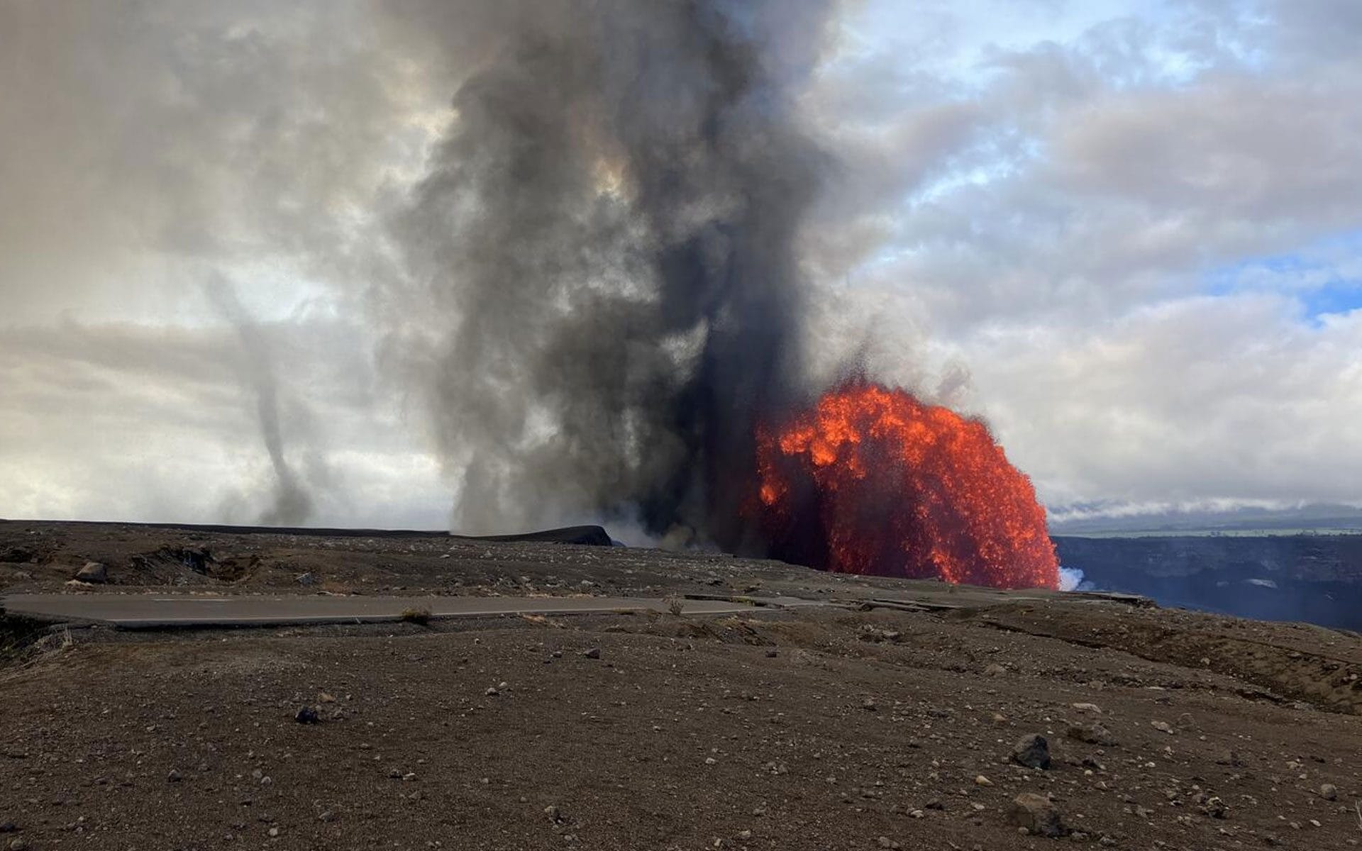 L’episodio 38 dell’eruzione del Kilauea dal bordo meridionale dell’Halemaʻumaʻu. Il punto in cui telecamera V3 è stata sepolta dal materiale ricaduto dalla fontana di lava è visibile al centro dell’immagine / Credit: USGS/Zoeller