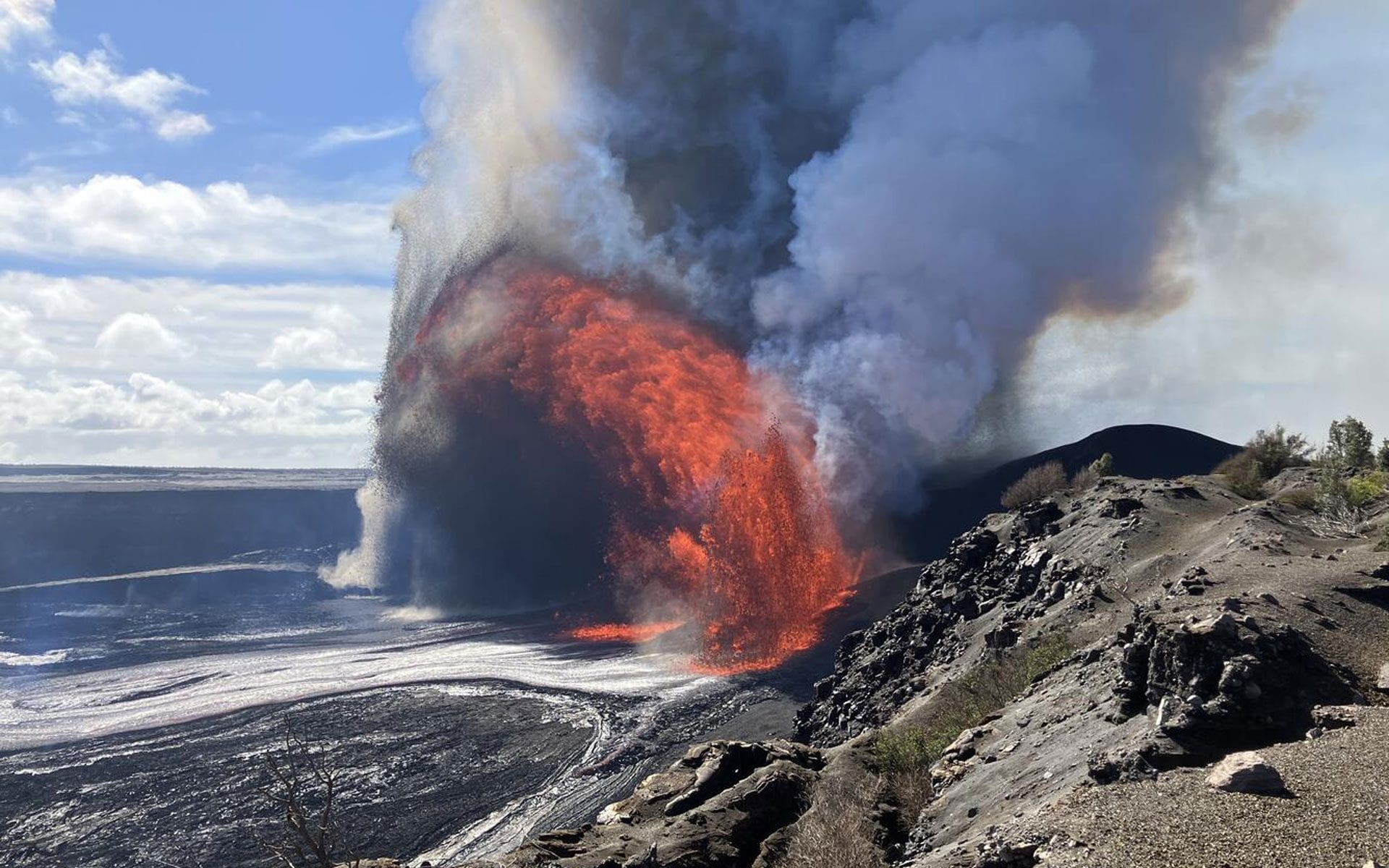 L’eruzione del vulcano Kīlaeua vista dal bordo nord–occidentale del cratere Halemaʻumaʻu / Credit: USGS/Zoeller