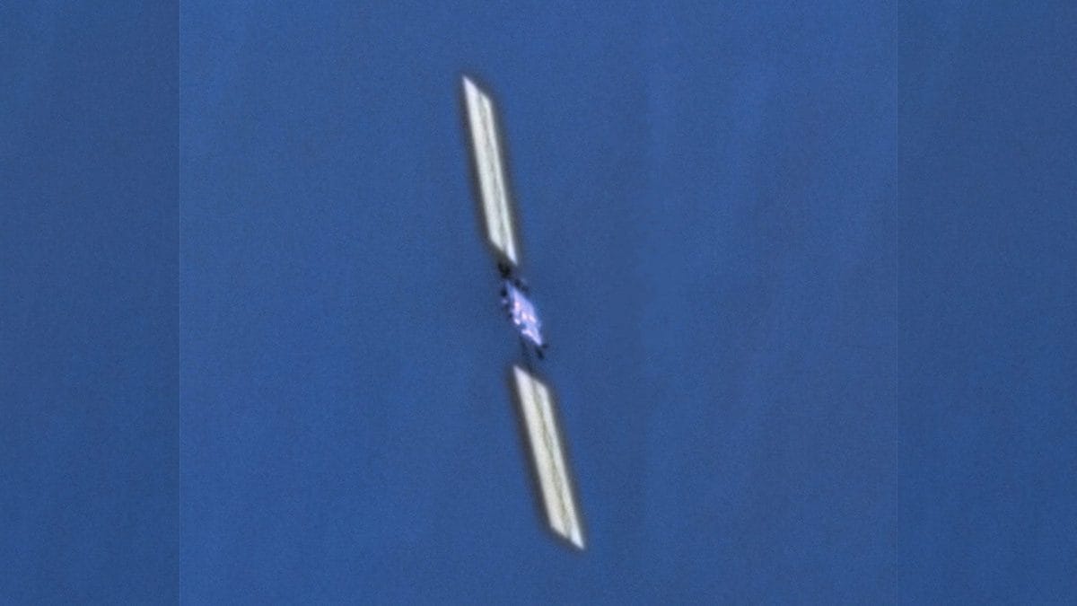 Il satellite Starlink 35956 fotografato dall’orbita dopo l’anomalia che ne sta causando la caduta incontrollata verso la Terra. L’immagine, acquisita dal satellite di osservazione WorldView–3 su richiesta di SpaceX, mostra il veicolo ancora sostanzialmente intatto / Credit: Vantor