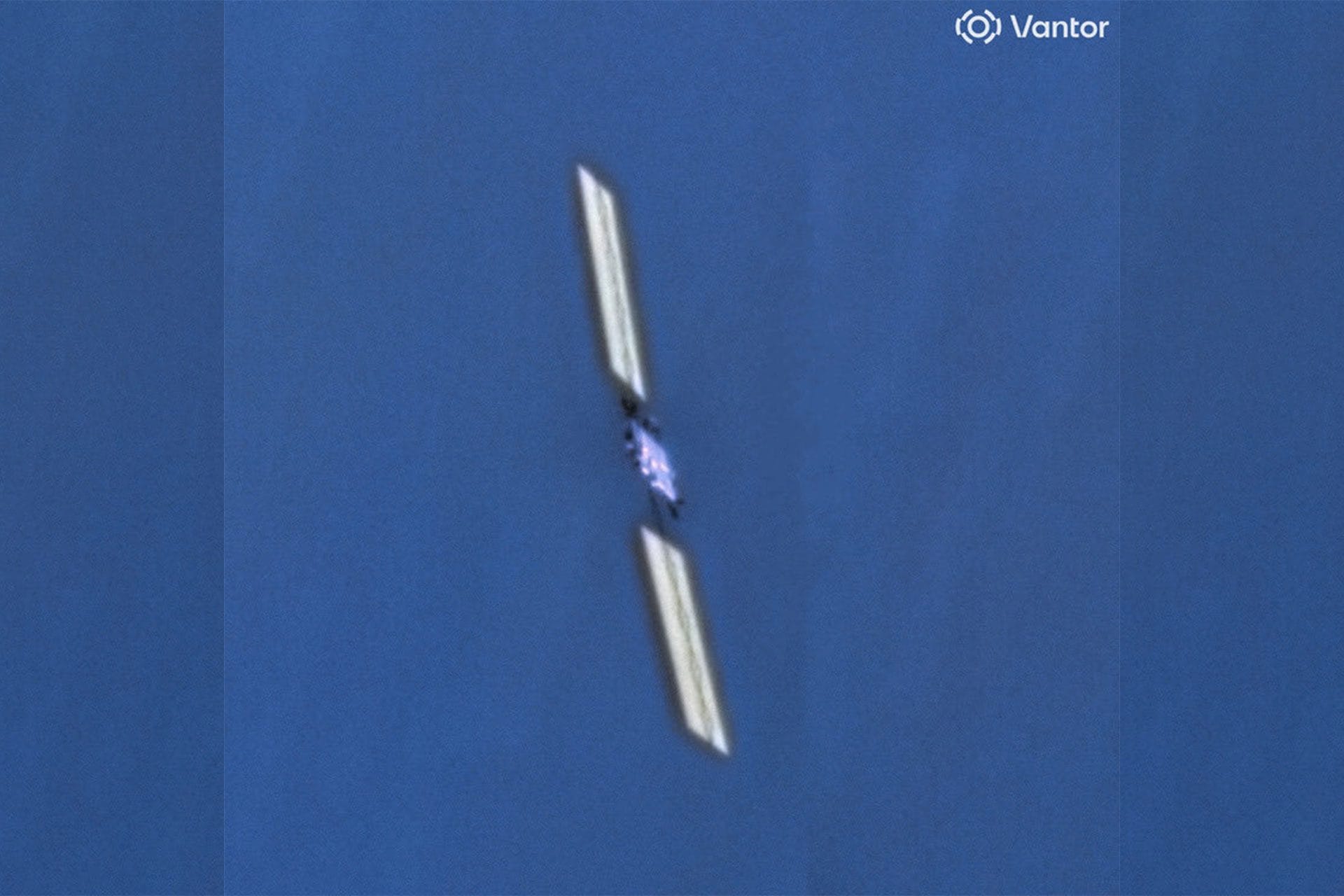 Una foto dall’orbita mostra il satellite Starlink in caduta: perché SpaceX ha chiesto di osservarlo