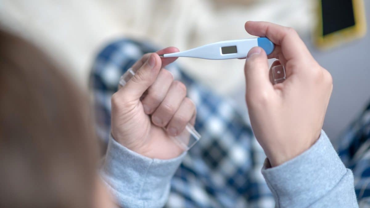 Febbre e malessere generale restano tra i sintomi più comuni dell’influenza stagionale 2025–2026, anche se i medici stanno osservando con maggiore frequenza anche vomito e diarrea / Photo: iStock