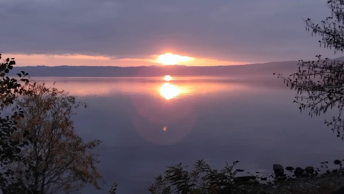La foto del fenomeno ottico che ha fatto comparire "tre soli" sul Lago di Bracciano. Credit: Marta Visentin