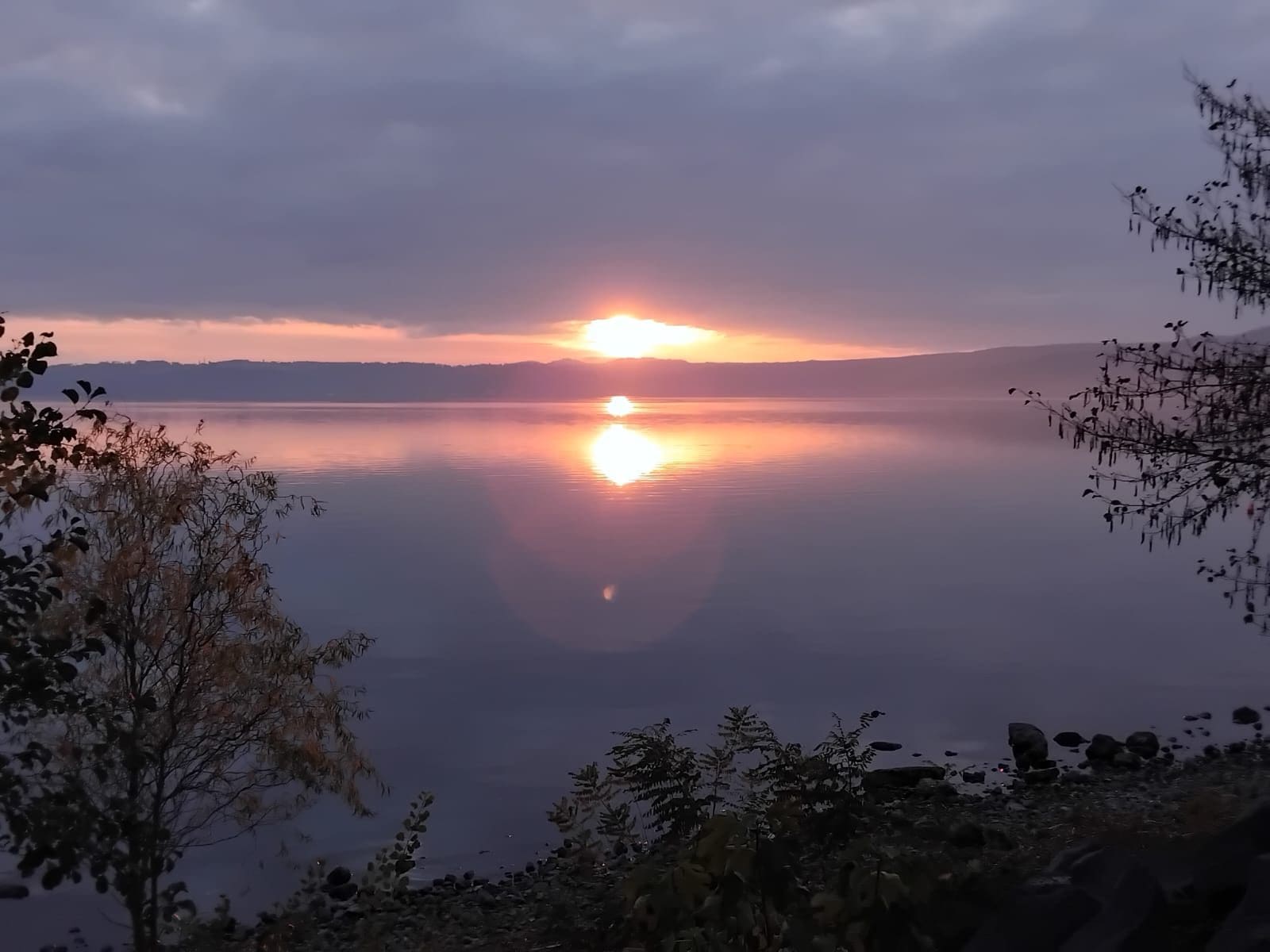 I “tre soli” splendono sul Lago di Bracciano: la foto di una nostra lettrice da Trevignano Romano