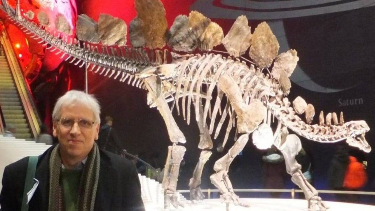 Il dottor Jeremy Lockwood con uno scheletro di stegosauro. Credit: Facebook