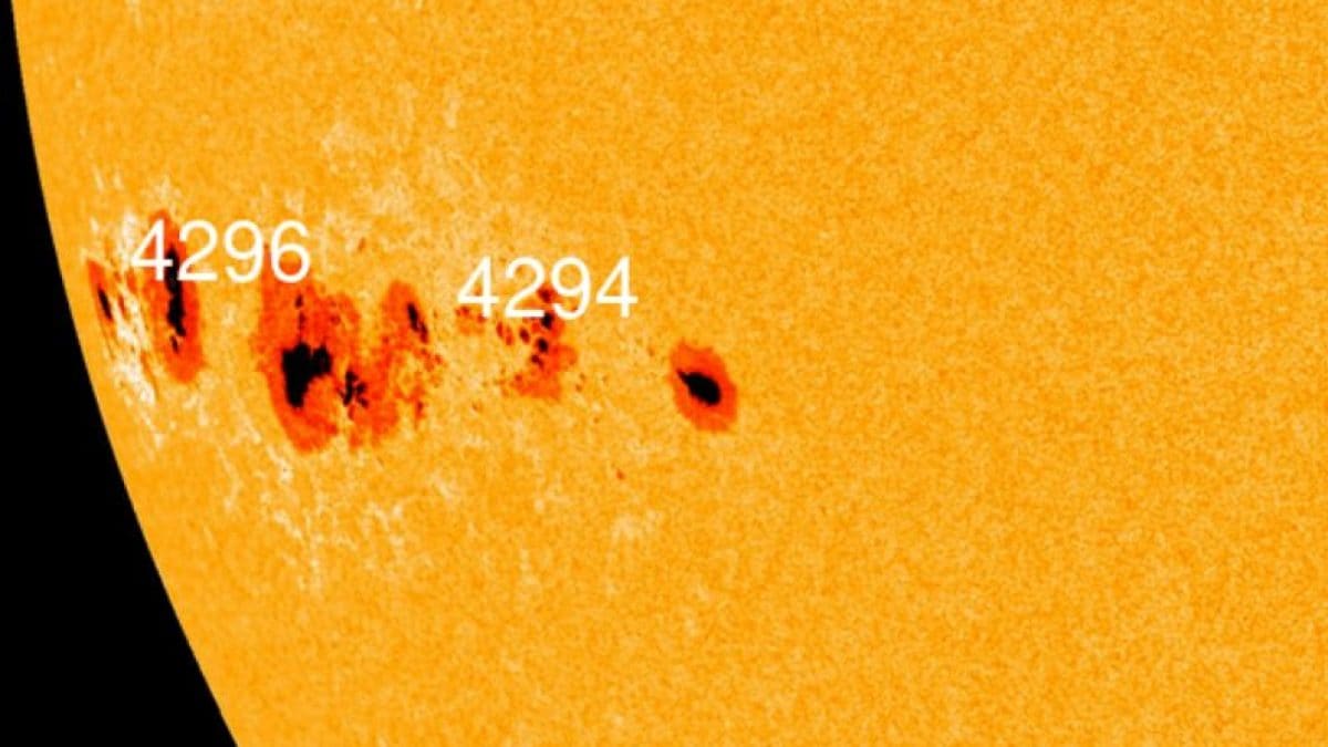 L’immenso complesso AR 4296 – AR 4294, una macchia solare di circa 180.000 chilometri, una delle più grandi degli ultimi 10 anni. Credit: NASA/SDO/Spaceweather.com