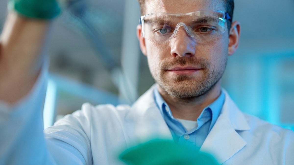 Ricercatore in laboratorio mentre utilizza una pipetta per esperimenti scientifici su processi molecolari / Credit: iStock