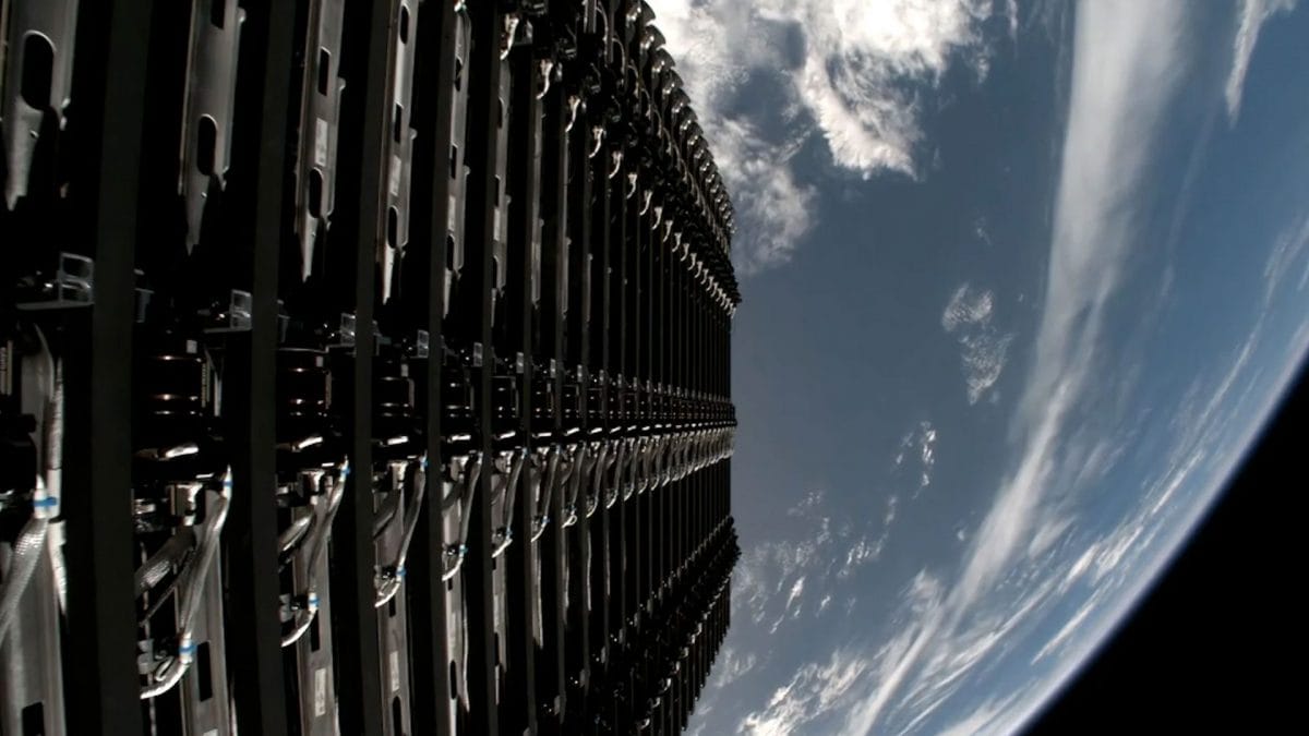 Uno dei satelliti Starlink per la connessione internet a banda larga di SpaceX in orbita attorno alla Terra / Credit: SpaceX