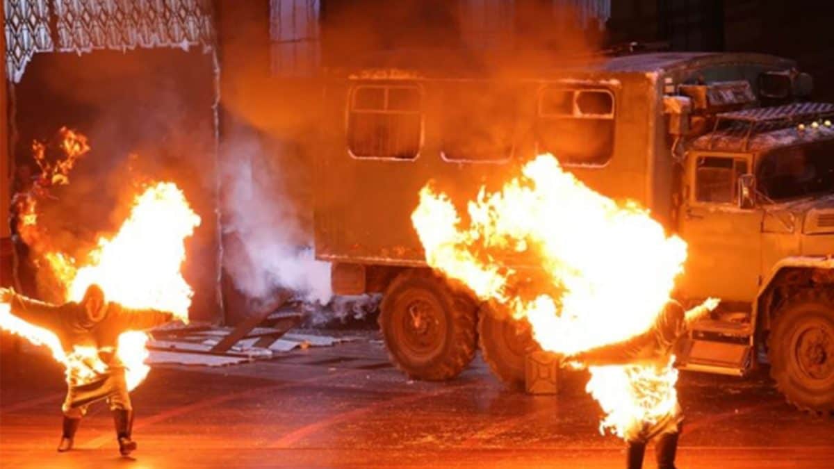 Le "torce umane" Beatrice del Bo e Marie Schmitz nella scena finale di Una Lady Macbeth del distretto di Mcensk alla Scala di Milano