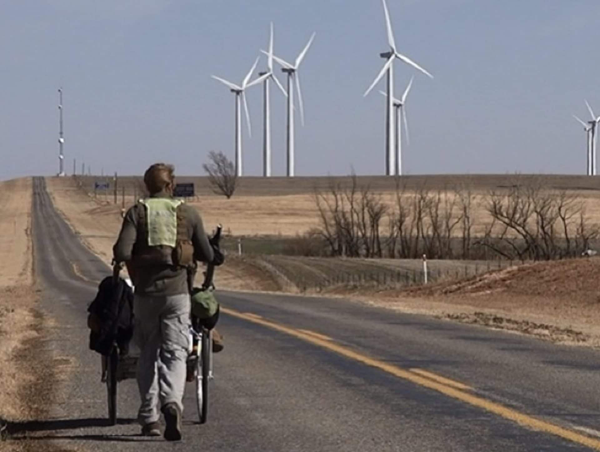 Come ha fatto un uomo ad attraversare il mondo a piedi, senza mai usare aerei o navi: la storia di Karl Bushby