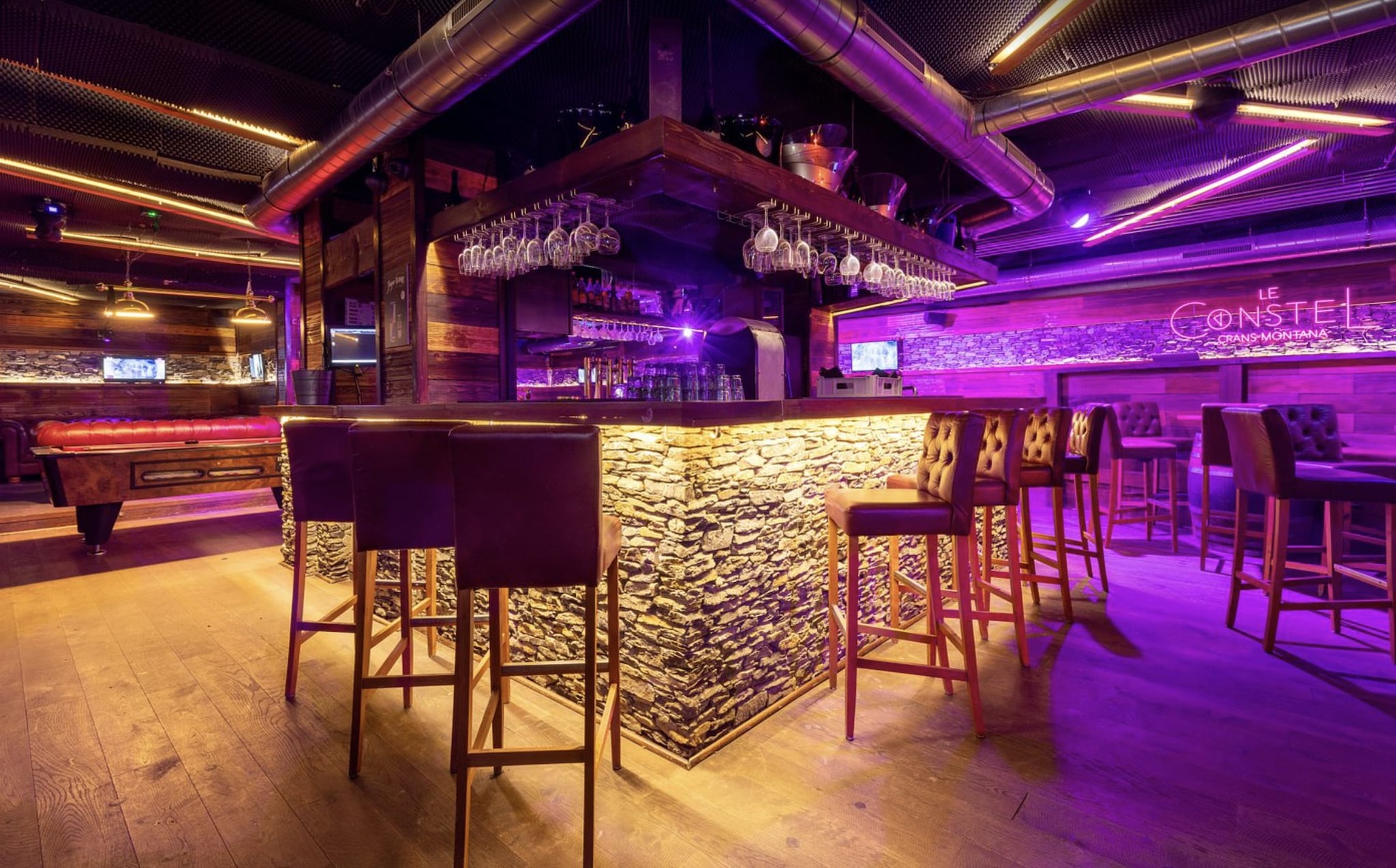 Strage di Crans-Montana, spuntano le foto del locale prima dell’incendio: il dettaglio dei pannelli