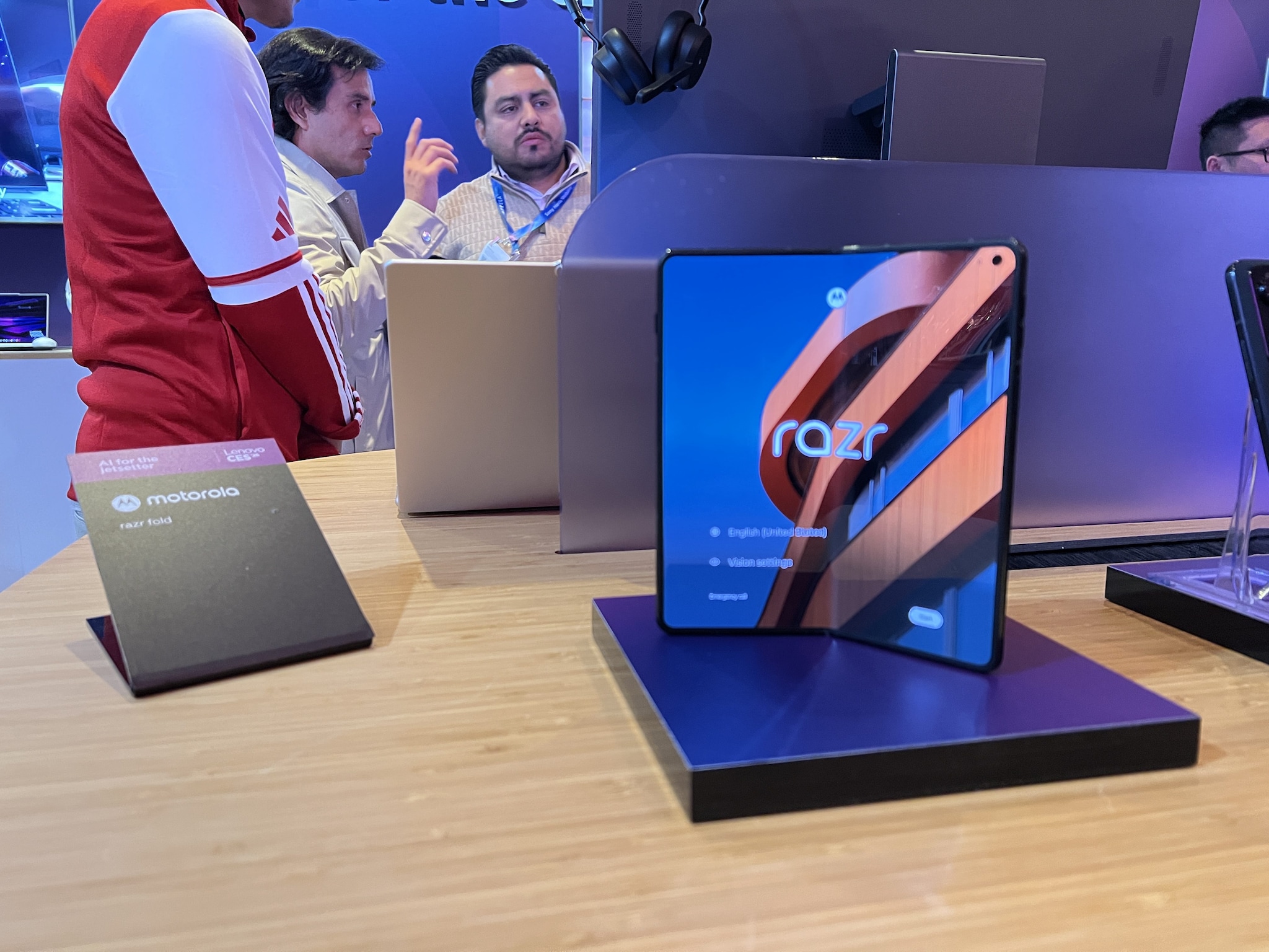 Lenovo presenta il suo primo Motorola che si apre come un libro: le foto del Razr Fold