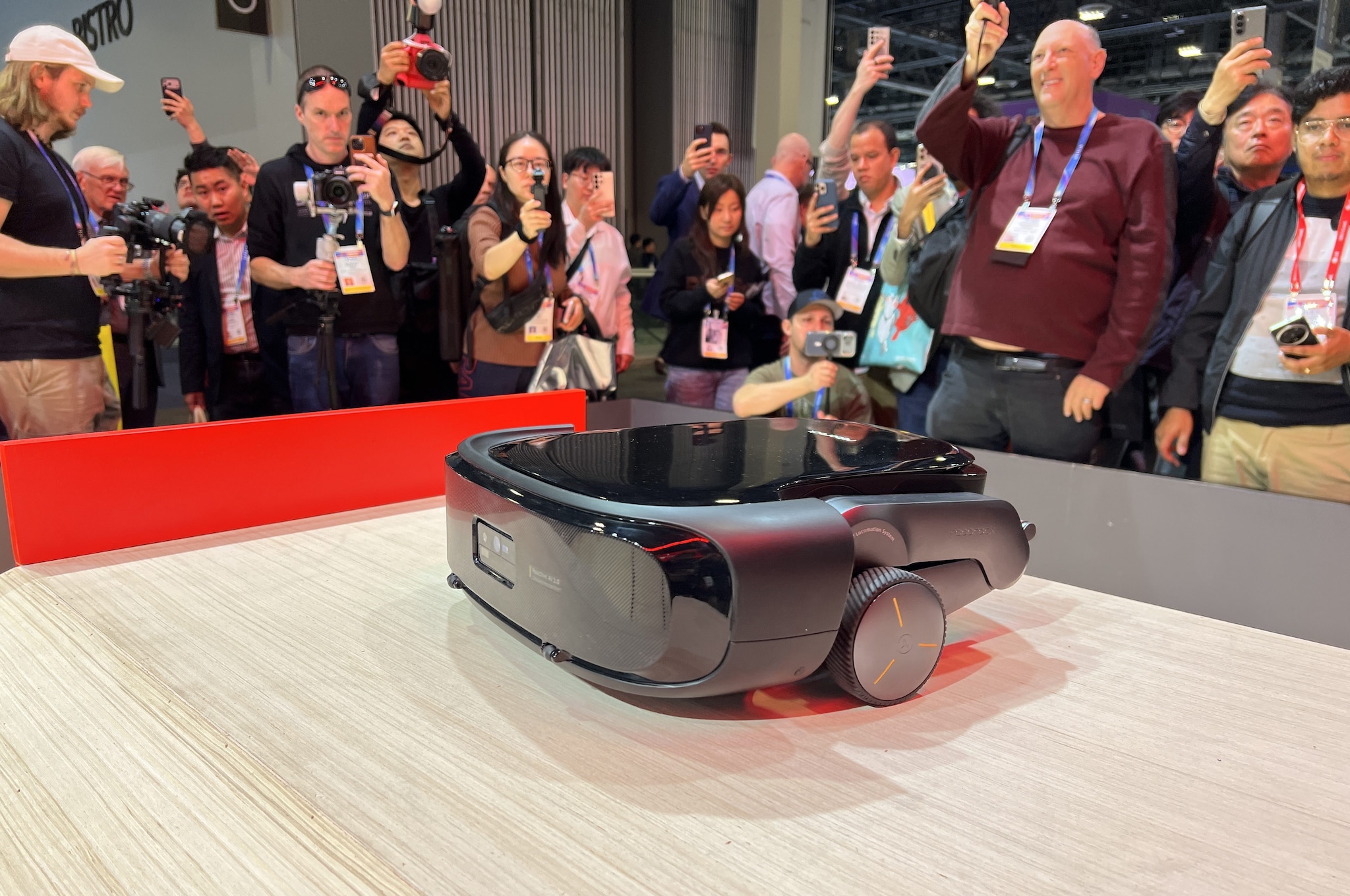 FANPAGE.IT | Il Saros Rover di Roborock con le gambe robotiche chiuse