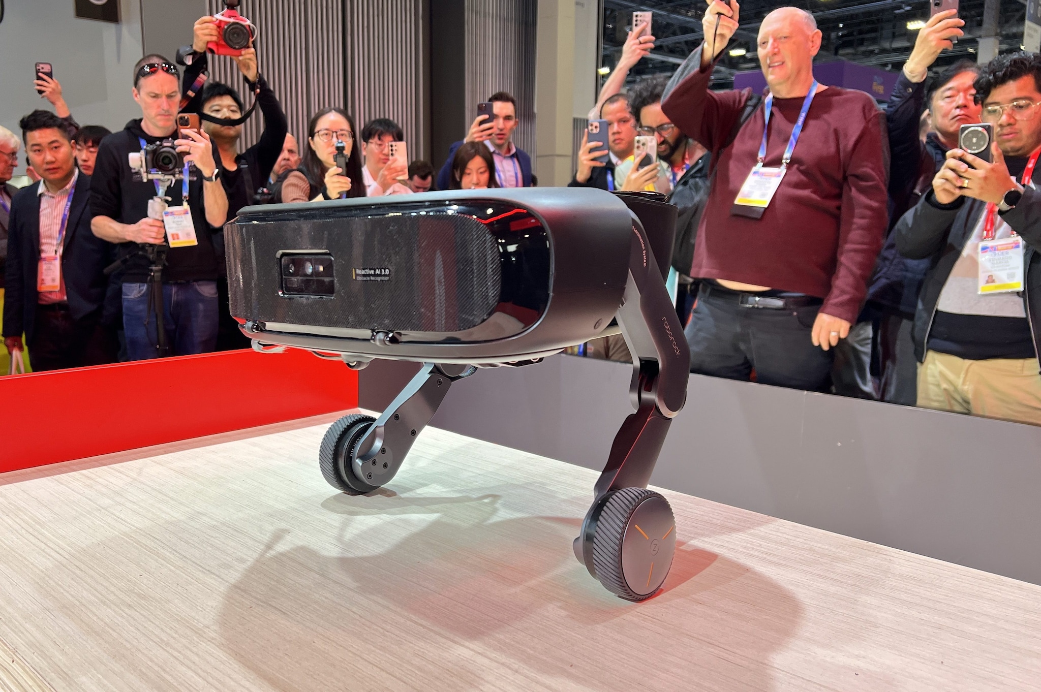 Il primo robottino che è capace di salire le scale e pulirle: le foto di Saros Rover