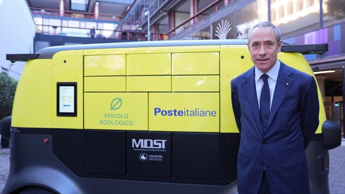Il modello Boxi presentato da Matteo Del Fante, CEO di Poste Italiane