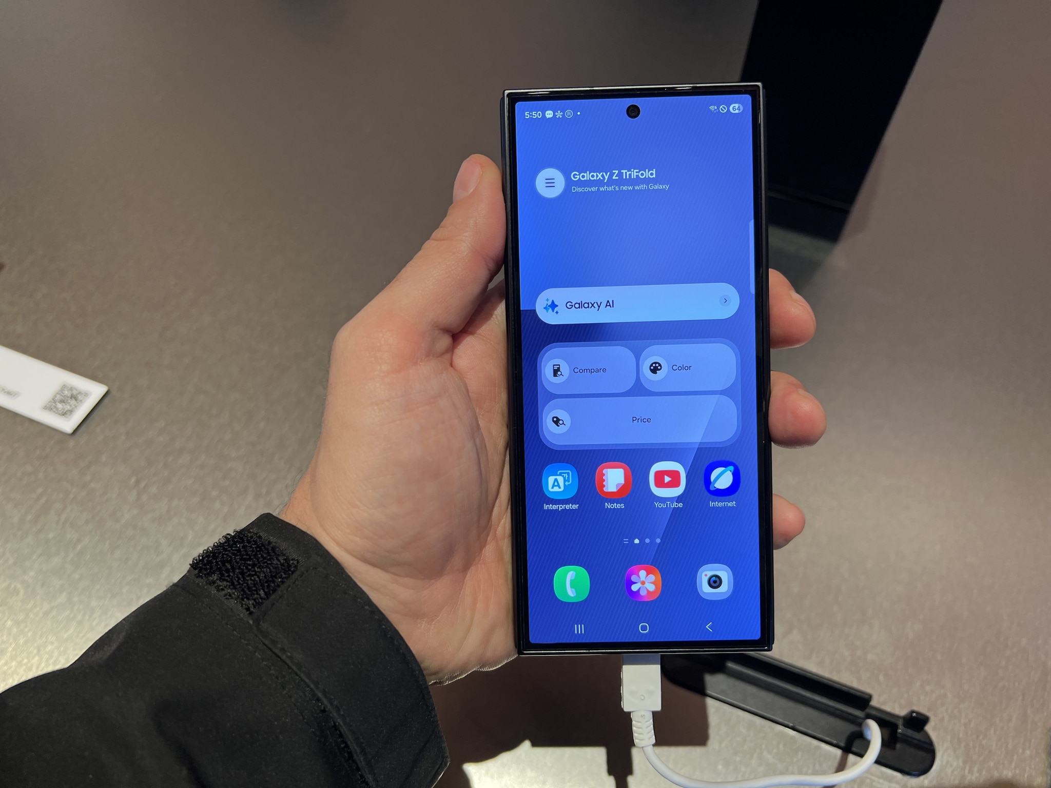 FANPAGE | Samsung TriFold una volta chiuso