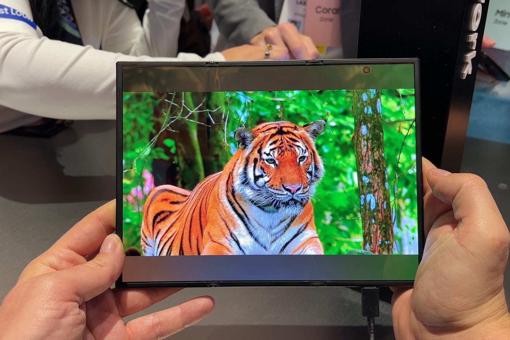 Abbiamo visto dal vivo il primo Samsung che si piega due volte: ha una cosa che funziona molto bene