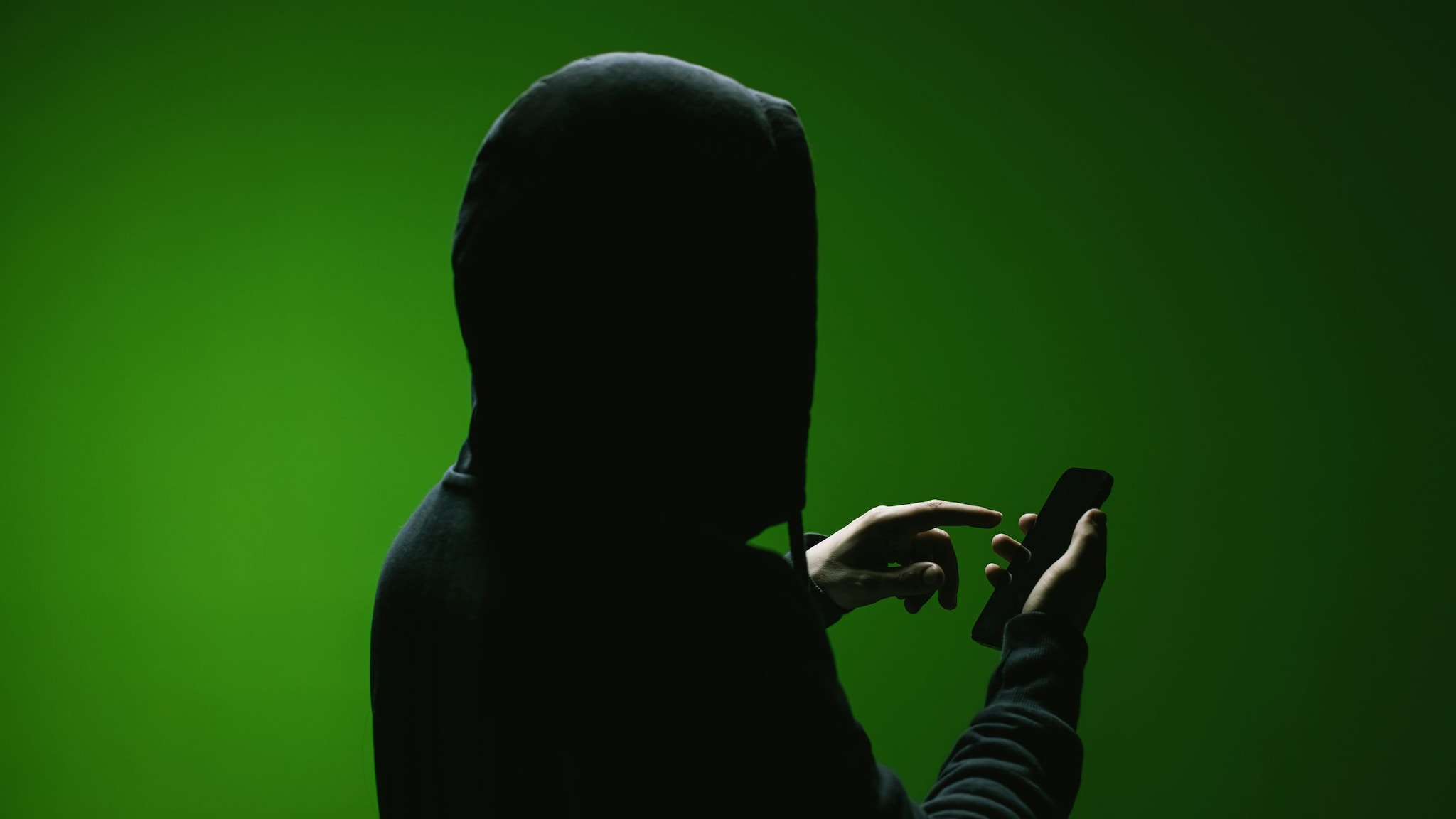 Rubano il tuo numero e poi chiedono soldi ai tuoi parenti: come difendersi dalla nuova truffa su WhatsApp