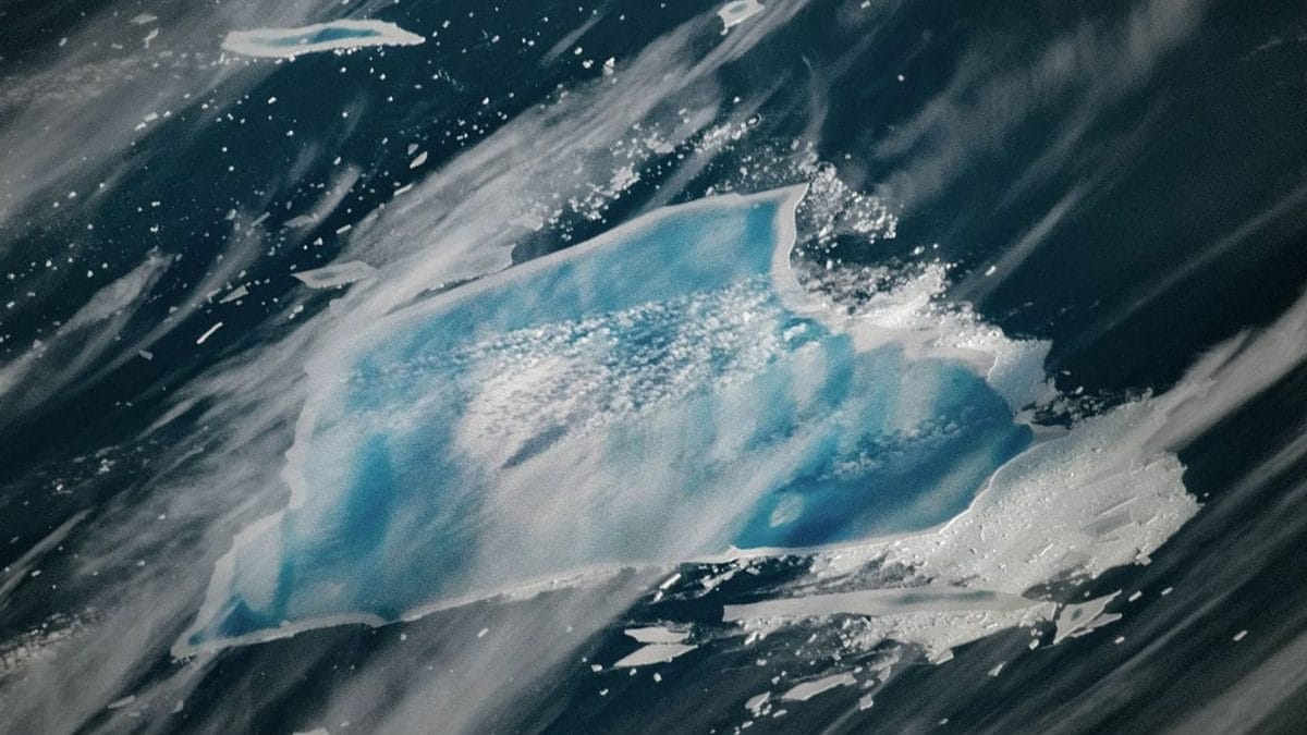 L’iceberg A23a è diventato blu. L’immagine catturata alla fine di dicembre 2025 dalla Stazione Spaziale Internazionale. Credit: NASA