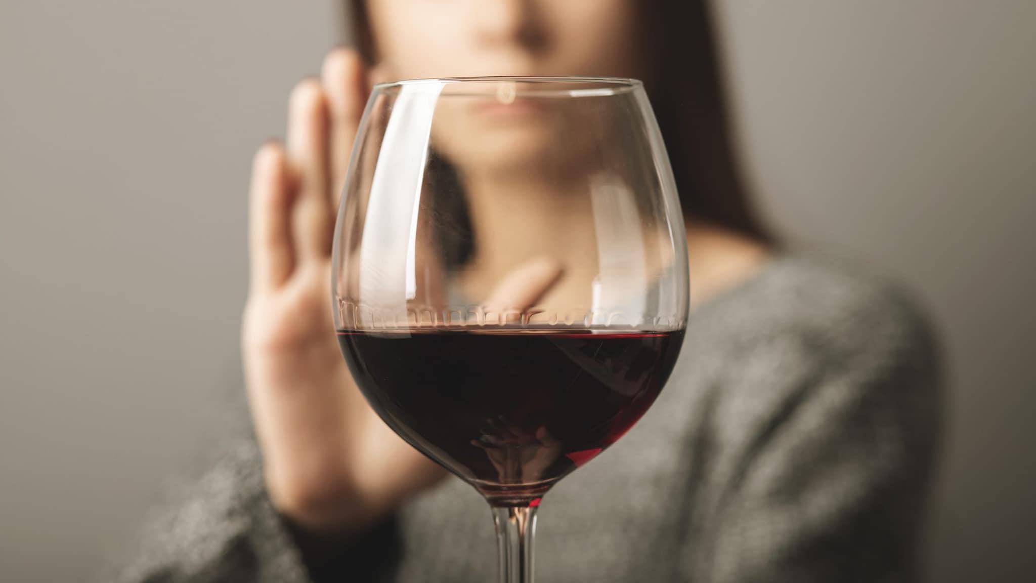 Smettere di bere alcol riduce il rischio di un tumore “big killer”, secondo uno studio